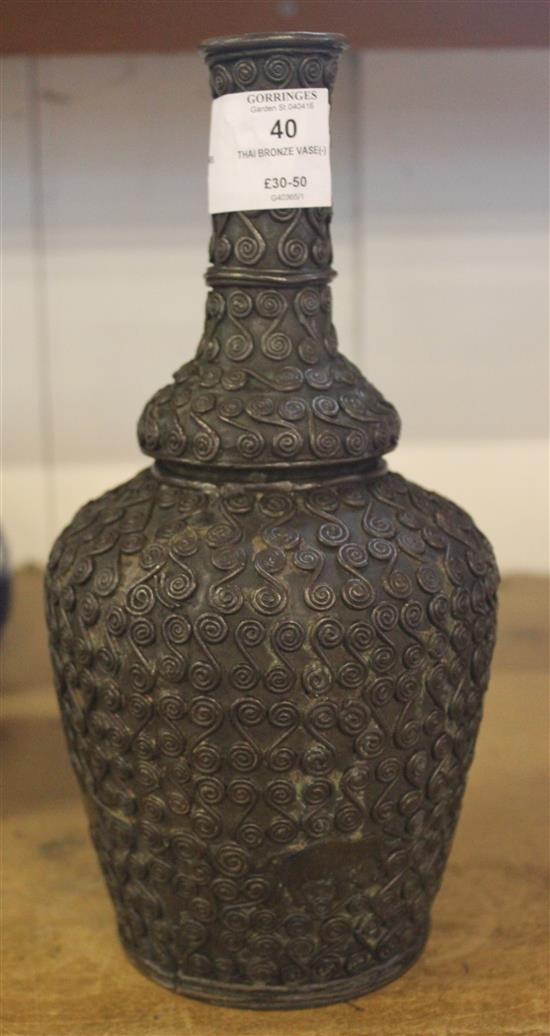 Thai bronze vase(-)